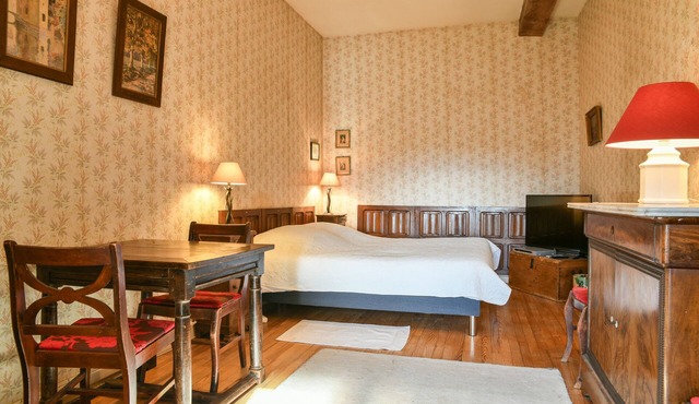 Bed and Breakfast 'Chambre Chez L'habitant - 2' with Mountain View and Wi-Fi