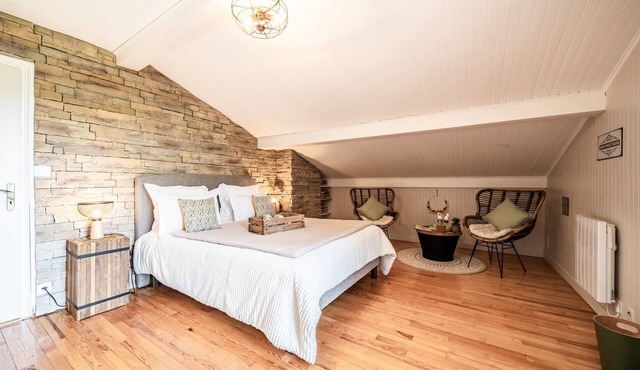 Bed and Breakfast 'Chambre Aventurine' with Mountain View, Shared Pool and Wi-Fi