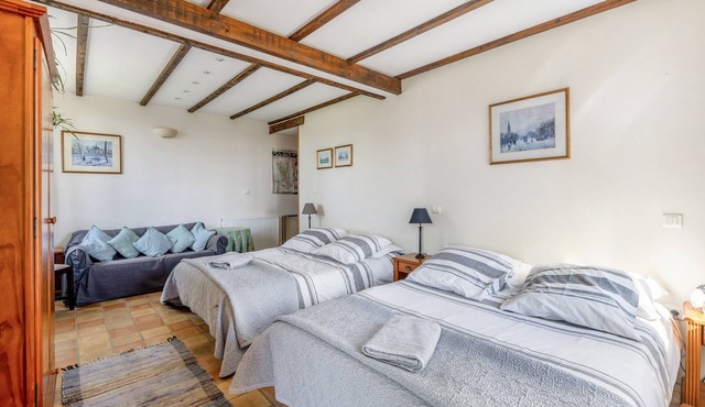 Bed and Breakfast 'Chambre Pissaro' with Shared Pool, Private Terrace and Wi-Fi
