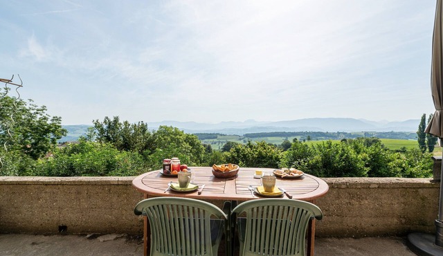 Bed and breakfast "Chambre Bleue" with Mountain View, Private Terrace and Shared Garden