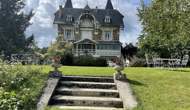 Bed and Breakfast, Charming House, 20 min From Paris , Garden