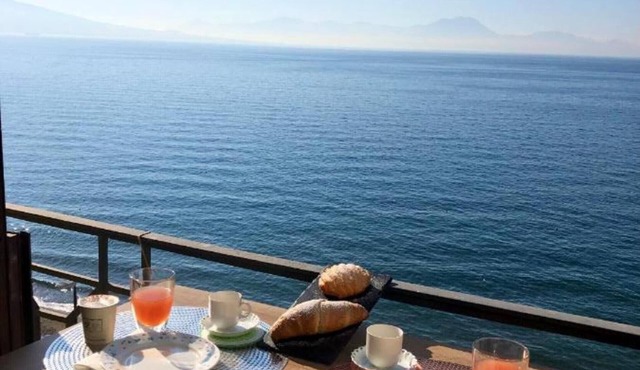 Bed and Breakfast 'Decimo 28' with Balcony, Wi-Fi and Air Conditioning