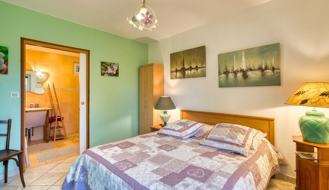 Bed and Breakfast 'Chambre La Plage' with Shared Garden and Wi-Fi