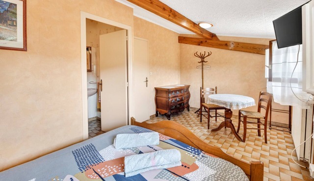Bed and Breakfast 'Chambre Rose' with Mountain View, Shared Terrace and Wi-Fi