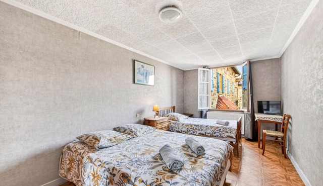 Bed and Breakfast 'Chambre Verte' with Mountain View, Shared Terrace and Wi-Fi