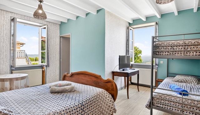 Bed and Breakfast 'La Grande Chambre' with Mountain View, Shared Terrace and Wi-Fi