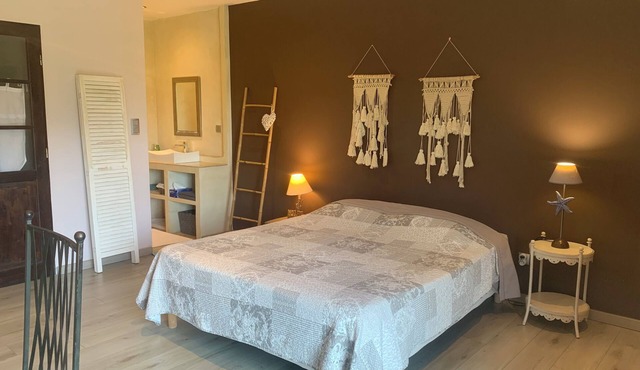 Bed and breakfast in Provence in a quiet park near Avignon and the Luberon.