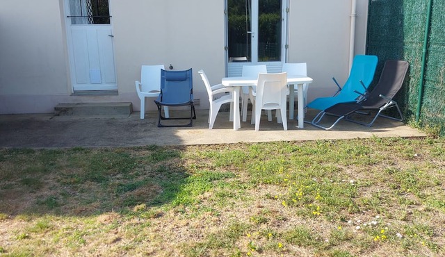 Bed and Breakfast 'La Chambre Mancelle' with Shared Terrace, Shared Garden and Wi-Fi