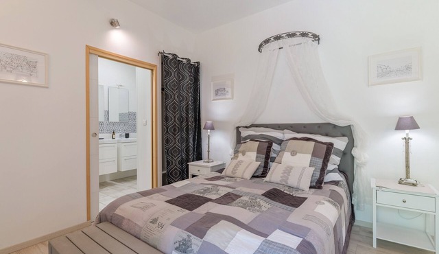 Bed and Breakfast 'La Réglisse' with Shared Pool, Wi-Fi and Air Conditioning