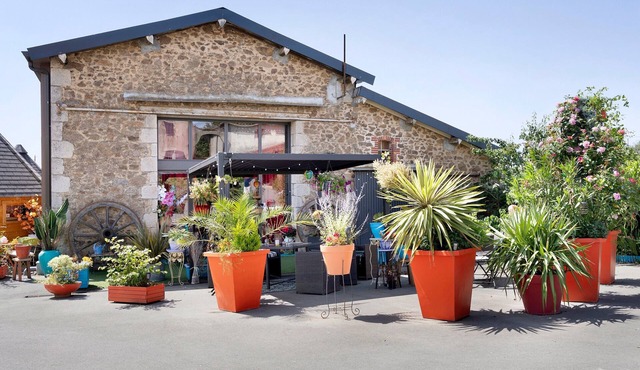 Bed and Breakfast 'Les Philous Gourmands - La Rochelle' with Private Garden and Wi-Fi