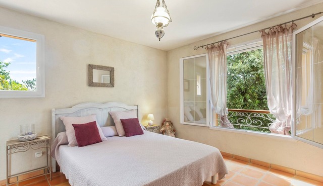 Bed and Breakfast 'Les Lilas' with Shared Pool, Shared Terrace and Wi-Fi