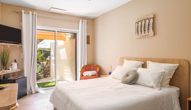 Bed and Breakfast 'Suite Neoulous' with Mountain View, Wi-Fi and Air Conditioning