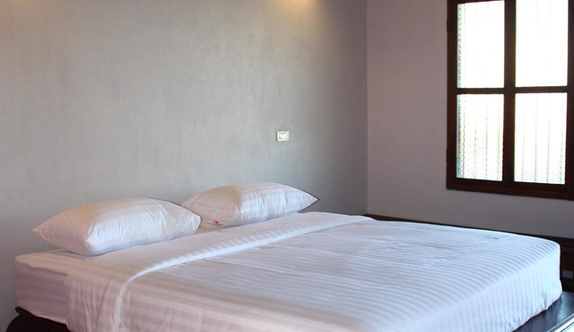 Bed&Breakfast, 1 King size bed, near Chiang Mai railway station