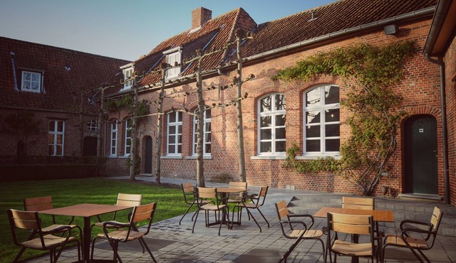 Bed & breakfast in a historical building and location, center of Gierle