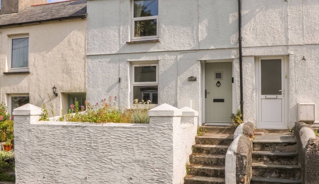 BEDFORD COTTAGE, pet friendly, with open fire in Bere Alston