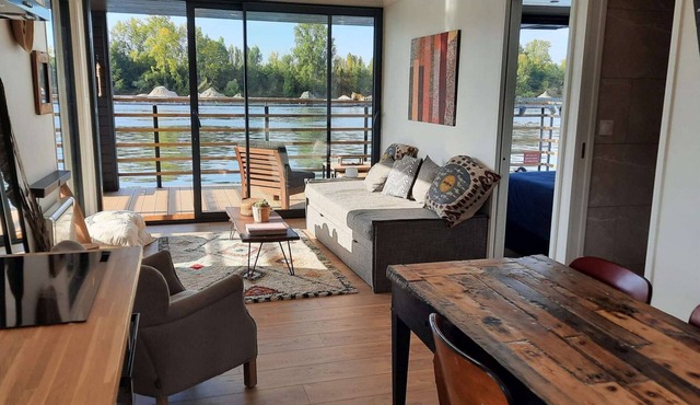 Bedroom with a view on the Seine. 40min from Paris.