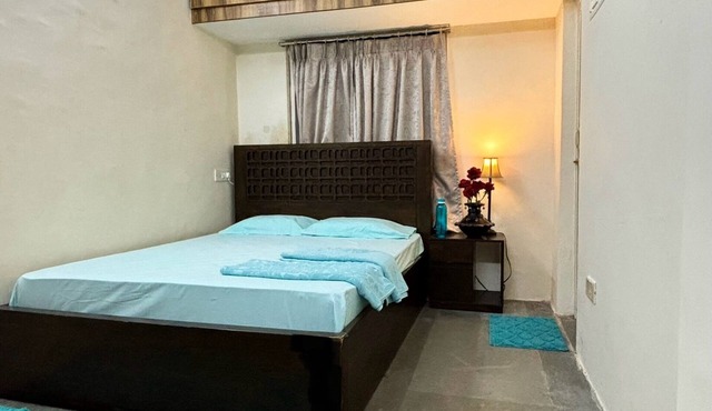 Bedroom with Kitchen & Attached Bathroom in Heart of Chennai – AC & WiFi.