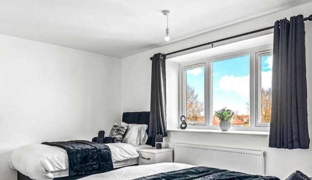 Bedworth 2 Bedroom Wi-Fi Sleeps 5 - JRR Stays