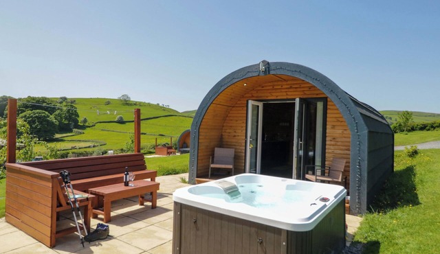 BEECH, romantic, with hot tub in Ulverston