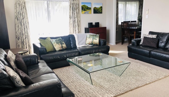 Beech Tree Cottage - comfortable, warm and stylish Taupo base, free wifi!