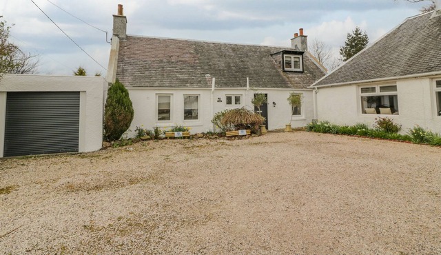 BEECH TREE, pet friendly, with hot tub in Troon