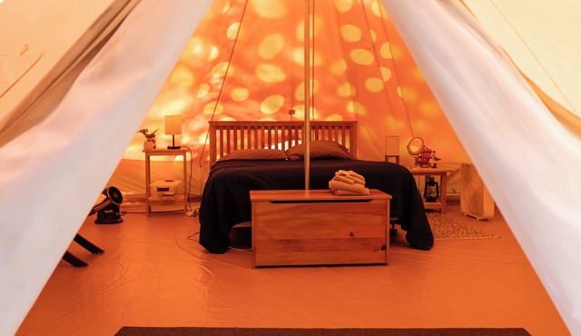 Bell Glamping Tent! Forest Retreat & Hot Tubs!