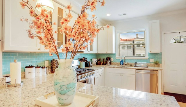 “Bella Casa” Fabulous 4 bed 4 bath townhome near H St & Union Market