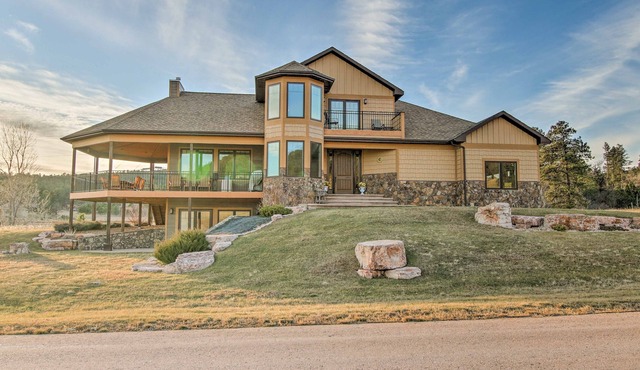 'Bella Greens' Spacious Sturgis Rally Home w/Deck
