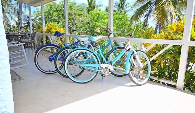 Bella Mare: Beach-side cottage with views of the ocean