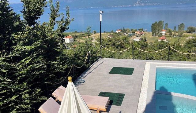 Bella Vista Lake Villa Jacuzzi Balcony Perfect for Groups