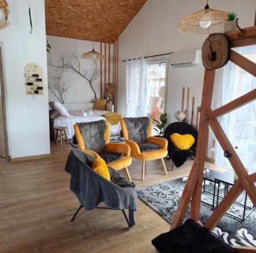 Belle maison esprit loft avec terrasse, parking et jardin clos