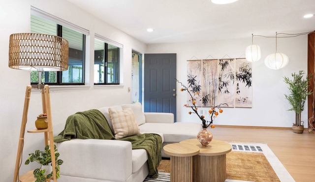 Bellevue Somerset 2BR w/Sunroom & Sweeping Views