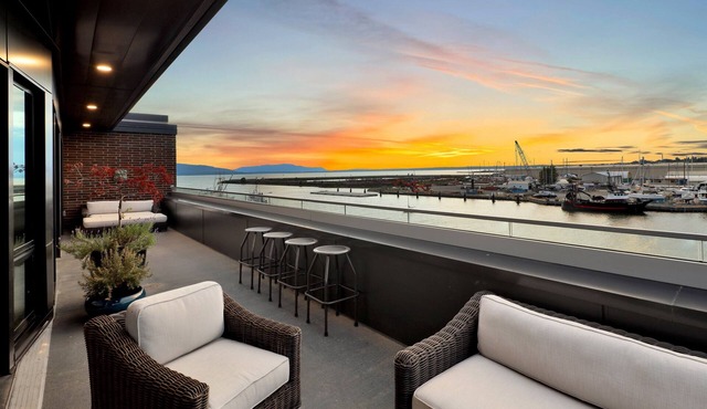 Bellingham Waterfront Penthouse Wrap Balcony, Near WWU & DT, WF District Luxe