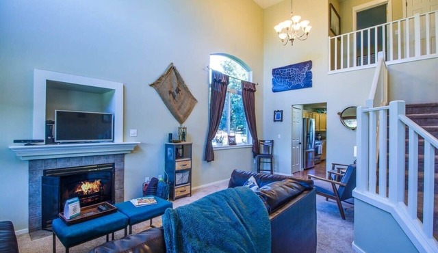 Bend Hideaway w/Huge Yard, Hot Tub & Bikes
