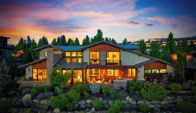 Bend Riverside - Waterfront, Hot Tub & Gym