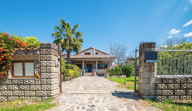 Benedetta's House is a comfortable vacation home just 150 m from the sea.