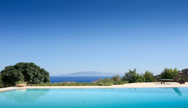 Benjamin Button with Infinity Pool near Super Paradise beach by JJ Hospitality-