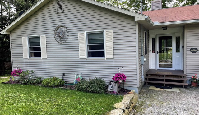 Berkshires Lakefront Gem. Cozy home w/hiking, swimming & all things cultural!