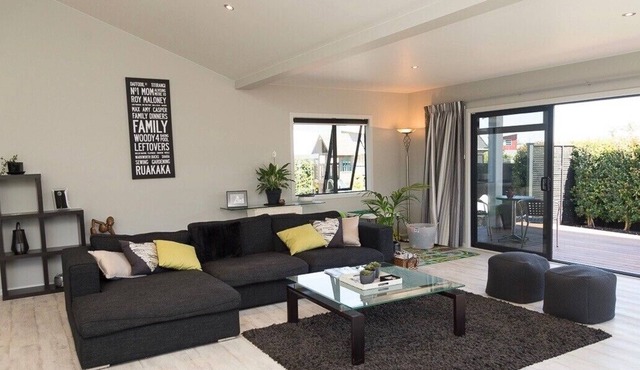 BERMUDA BEAUTY - ONE TREE POINT HOLIDAY HOME in Whangarei District