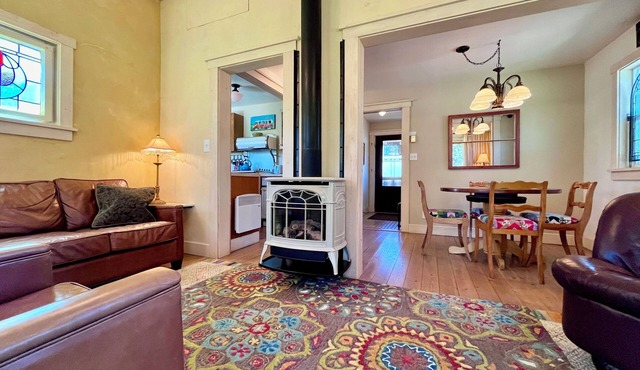 Bernies-Dog Friendly, Cozy 2-bedroom house with River View in Winthrop, WA