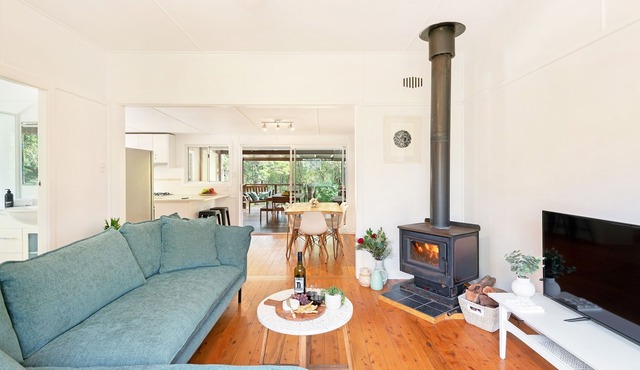 Berry St: Charming Huskisson Central Cottage With Bush Outlook