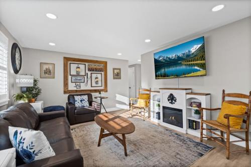 Berthoud Basecamp Private Hot Tub and Backyard Oasis