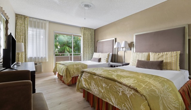 Best Choice! Unit with Kitchen, Outdoor Pool, Free Parking Onsite!