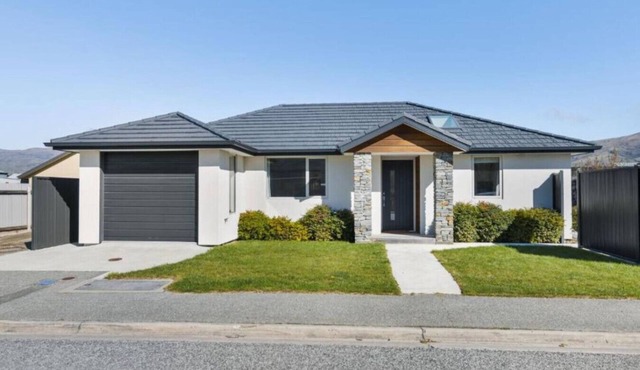 Best for Mates! Double Ensuite Home!
