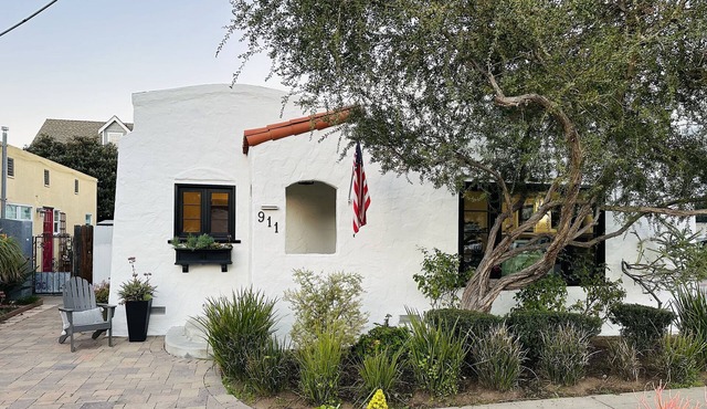BEST LOCATION EVER !!!! Coronado Village Beach Cottage !!!!