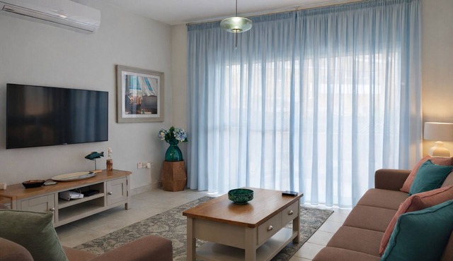 Best location- Harbour and promenade, 2BR/2 baths apartment with private garden