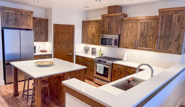 Best Location in Bend, Steps to Old Mill, Deschutes River, Trails & Mt Bachelor