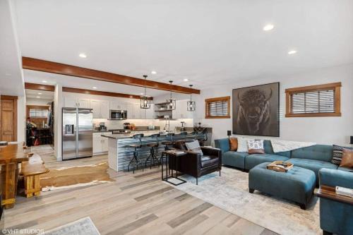 Best Location! Walkable30 Min to GNP5 Min Lake