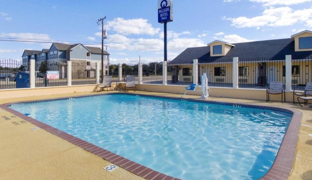 Best Place to Unwind! Free Breakfast, Swimming Pool, Free Parking!