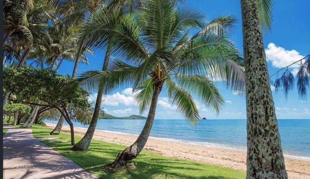 Best Value Cairns Holiday Home! - Trinity Beach Getaway: Spa, pool, beach, sun.